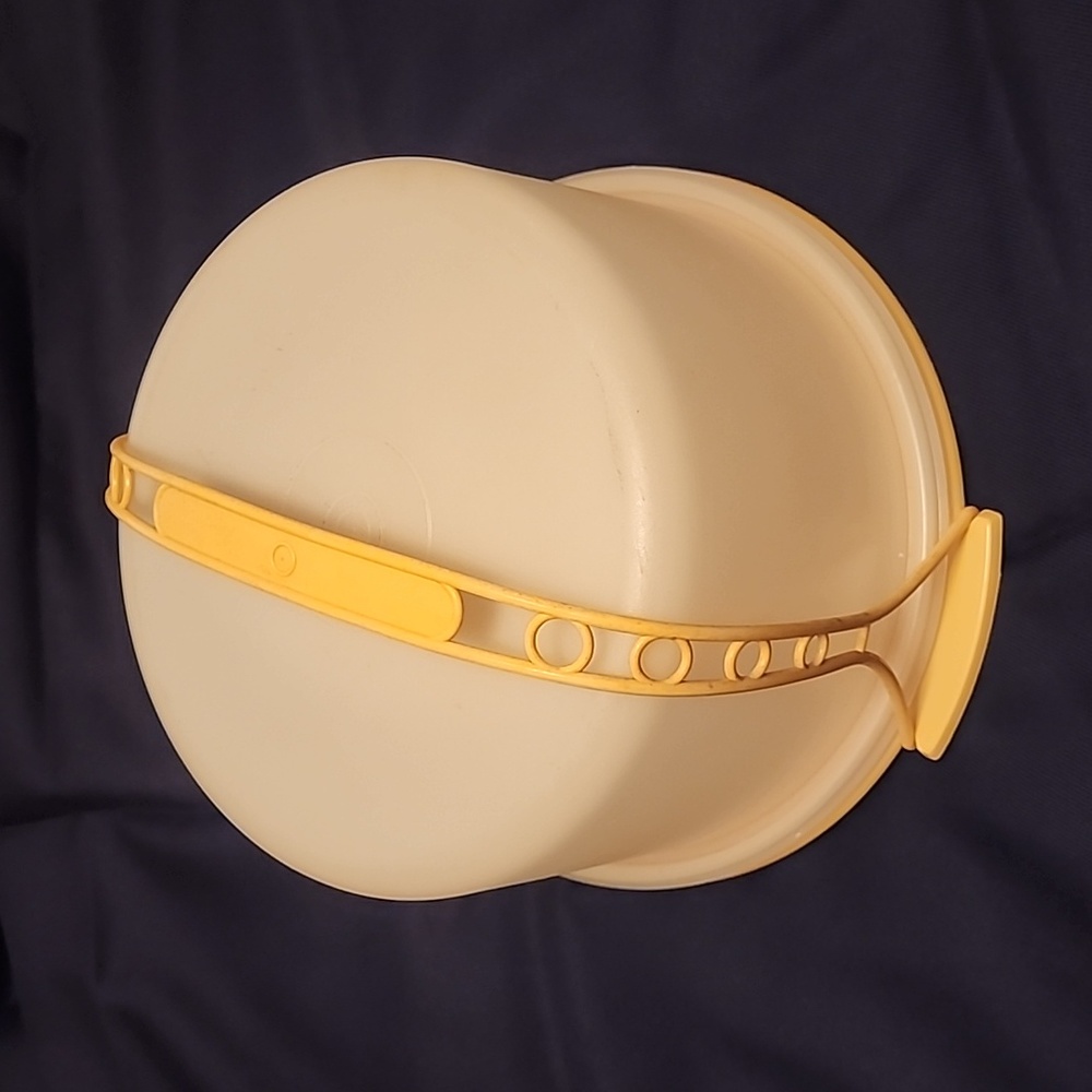 TUPPERWARE Cake or Pie Carrier with handle Vintage Tupperware EUC